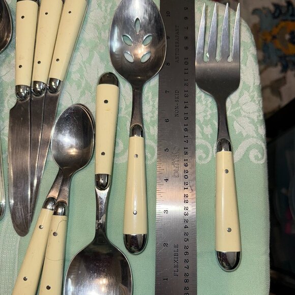 Oneida Palette 19 pieces of silverware/flatware - Picture 2 of 5